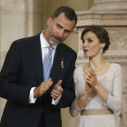 Los reyes durante la ceremonia de imposición de condecoraciones de la Orden del Mérito Civil que se celebra en el Palacio Real, en el aniversario de la proclamación de Felipe VI.