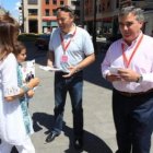 Vidal repartió ayer programas en toda Ponferrada.