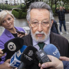 Alfonso Grau atiende a los periodistas antes de comenzar una de las sesiones del juicio.