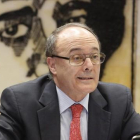 El gobernador del Banco de España, Luis María Linde, en la Comisión de Economía del Senado, en septiembre pasado.
