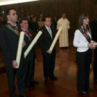 El alcalde Amilivia y otros representantes políticos durante la ofrenda