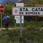 Un peregrino discurre por el Camino de Santiago a su paso por Santa Catalina de Somoza. RAMIRO