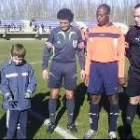 El angoleño Ismael, de León Acoge, conduce el balón