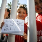 Unos niños solicitan la presencia de los jugadores de la selección