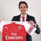 Unai Emery posa con la camiseta del Arsenal en el día de su presentación.