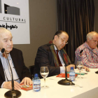 Antonio Gamoneda, José María Rojas Cabañeros y Alfonso García en la presentación del libro. MARCIANO PÉREZ