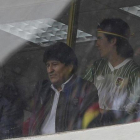 El presidente de Bolivia, Evo Morales, saluda al público que asistió ayer al partido de fútbol entre Boliiva y Argentina en La Paz.