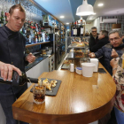 Rubén Lera es el propietario del Café Bar Rúa 11, ubicado en la calle del mismo nombre, junto a la plaza del San Marcelo y la calle Ancha. Teléfono y email de contacto: 987 178 637 y contacto@rua11.es.
