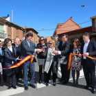 Carrasco y el alcalde, al final de la calle Real de Villaobispo donde inauguraron las obras.