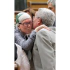 Uxue Barkos saluda al diputado del PP Juan Carlos Aparicio.