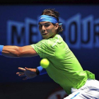 Rafael Nadal devuelve la bola al alemán Tommy Haas, durante el partido de este miércoles, en Melbourne.