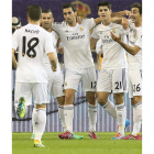 Jugadores del Madrid celebran con Jesé el gol del canterano.