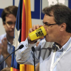 Mas bebe de un vaso con un lema independentista.