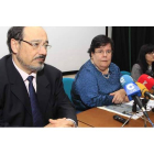 Miguel Nava y Mercedes Fernández y Sara Casas, ayer en el Campus.