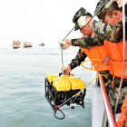 Las autoridades de salvamento han probado también con un robot submarino equipado con cámaras de alta definición.