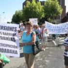 Los manifestantes, provistos de pancartas y cantando canciones de protesta, ayer.