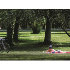 Unas jóvenes se alivian de los calores estivales en el parque de La Candamia de la capital.