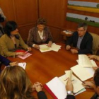 Los representantes de las asociaciones y del Ayuntamiento en la firma del convenio.