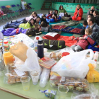 Padres y niños permanecían ayer por la mañana en el salón de actos, lugar que abandonaron al mediodía.