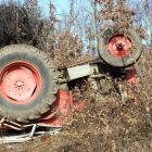 El tractor volcó y atrapó debajo a su conductor, vecino de Villaverde de Arcayos.