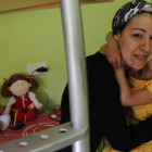 Mbarka, de 33 años, posa con su hija Zainab, de 3 años, en la casa de acogida de la Fundación Isadora Duncan.