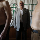 Tres hombres que han sobrevivido al cáncer de mama muestras sus cicatrices y cuentan su lucha en la Asociación Española Contra el Cáncer.