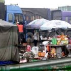 Los habitantes de la zona aprovechan para vender alimentos a los conductores.