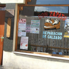 El menor de edad forzó la puerta de la zapatería y se coló en su interior.
