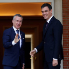 El presidente del Gobierno, Pedro Sánchez (d), recibe al lehendakari, Íñigo Urkullu, en imagen de archivo de 2018. CHEMA MOYA