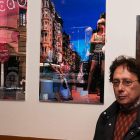 Marcelino Cuevas, junto a algunos de sus ‘reflejos’, y cartel de esta nueva exposición.