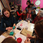Participantes en el encuentro para la fabricación de pulpitos para los bebés prematuros. ANA F. BARREDO