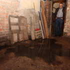 El agua fecal se extiende por el suelo del sótano formando grandes charcos.
