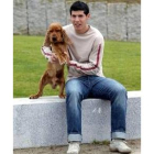 El jugador del Depor Luque posa con su mascota en La Coruña