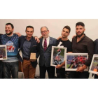 El seleccionador autonómico Roberto Baelo junto al resto de homenajeados por Bierzo Rugby. DL