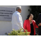 Obama camina junto a la viuda de Chávez, Helen, y su hijo Paul, en Keene.