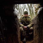 Imagen de un soldado ucraniano en el frente del Donestk. OLEG PETRASYUK