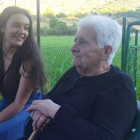 Elisa García Álvarez y Licinia, en Peñalba de los Cilleros este verano. GAITERO