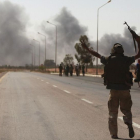 Rebeldes libios avanzan hacia Sirte, el lunes.