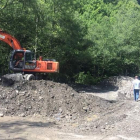 Las máquinas retiraban días atrás escombro en la carretera de Peñalba por el valle del Oza. DL