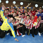 Los jugadores del Atlético de Madrid celebran el título de campeones de la Copa del Rey de balonmano tras vencer al Barcelona.