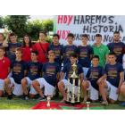 Los integrantes de la plantilla posan tras lograr el ascenso. DL