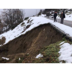 Los populares muestran el argayo en la carretera que comunica con el valle de Valdeón. DL