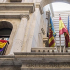 Bandera republicana colgada en la fachada de las Corts valencianas, en el 2014.