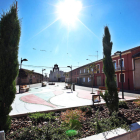 Imagen de una de las principales plazas del municipio de Regueras de Arriba. RAMIRO