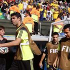Momento en el que los jugadores de La Roja se despiden del Mundial de Brasil.