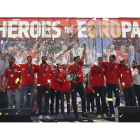 Los jugadores y el cuerpo técnico de la selección española de baloncesto celebran el título continental conseguido en el Eurobasket de 2015.