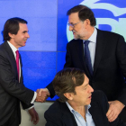 Fotografía facilitada por el PP de su presidente, Mariano Rajoy (d), saludando al expresidente del Gobierno José María Aznar, a su llegada a la reunión del Comité Ejecutivo Nacional del partido para analizar los resultados de las elecciones generales del