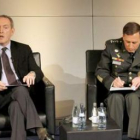 El ministro británico de Defensa, John Hutton, y el comandante de las fuerzas de EE.UU., David Patra