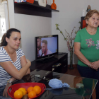 Patricia Merayo y María Rosa Rojo, viven en el piso de Alcles pendientes del Hospital de León. MARCIANO
