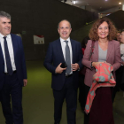 Jorge Vega, director de la Uned, el rector Ricardo Mairal y la alcaldesa Gloria Fernández Merayo. L. DE LA MATA